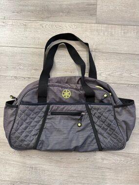 GAIAM Grey zip yoga bag with Black trim and Yellow/green details